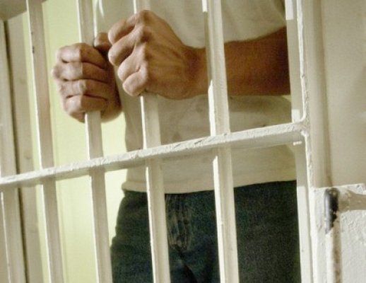 Bărbatul din Chirnogeni care şi-a violat fiicele vitrege vrea în libertate